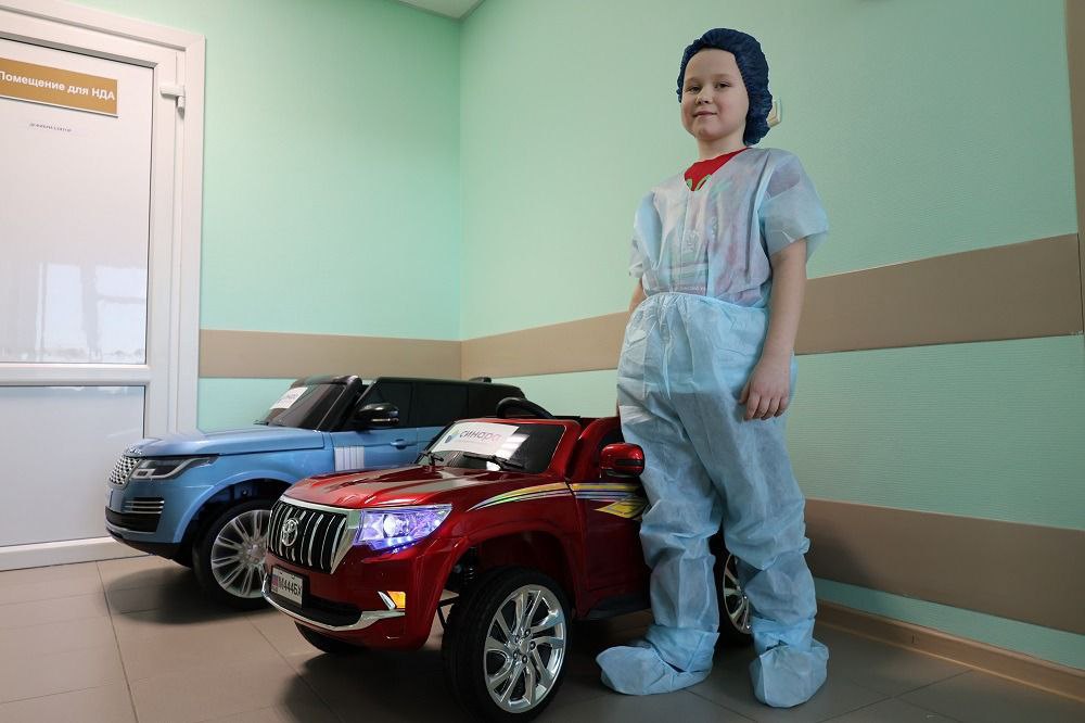 В операционную — на машине: в Областной детской больнице пополнился парк электромобилей для маленьких пациентов